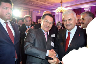 At a party to commemorate the opening of railway, Binali Yildirim, Turkey’s Minister of Transport, Maritime, and Communication, shook hands with Akihiko Hirotani, chairman of ACKG and Oriental Consultants. 