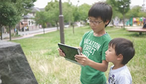 Using tablets to learn about their hometown 