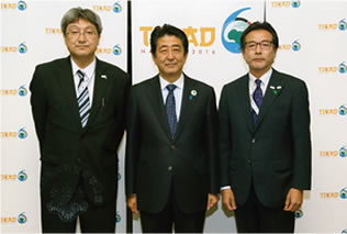 Center: Shinzo Abe, Prime Minister of Japan
Left: Eiji Yonezawa, president of Oriental Consultants Global Co., Ltd.
Right: Mikio Watanabe, Manager of Mozambique Branch of Oriental Consultants Global Co., Ltd.