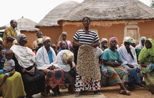 Women participating in a nutrition improvement project conducted by another organization grow vegetables in their gardens and save money raised from selling shea nuts and other produce within the Group, using the proceeds to improve their nutrition and living standards.